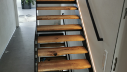 Kundenprojekt: Treppenstufen aus verleimter Eiche mit Baumkante auf Stahlwangen!